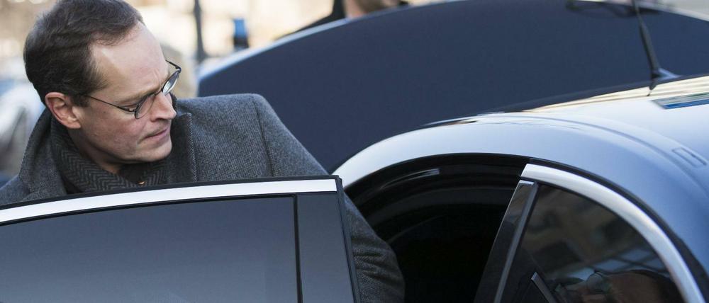 Der Regierende Bürgermeister Michael Mueller (SPD) steigt ein – ins Auto.