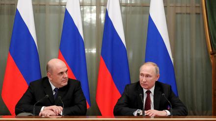 Präsident Wladimir Putin und Michail Mischustin (l), neuer Ministerpräsident nehmen an einer Sitzung des neuen Kabinetts teil.