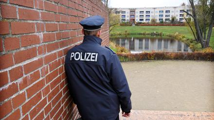  Vor allem in Neukölln, wo Raphael Parlak arbeitet, gebe es viele „sehr aktive Gefährder“. Es sei leicht, private Informationen über jüdische Polizist:innen zu sammeln – und Parlak will vor allem seine Familie nicht gefährden. Deswegen hat er in diesem Text einen anderen Namen und ist nur von hinten abgebildet. 