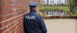  Vor allem in Neukölln, wo Raphael Parlak arbeitet, gebe es viele „sehr aktive Gefährder“. Es sei leicht, private Informationen über jüdische Polizist:innen zu sammeln – und Parlak will vor allem seine Familie nicht gefährden. Deswegen hat er in diesem Text einen anderen Namen und ist nur von hinten abgebildet. 