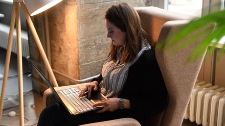 Maria Pinkow (22), Angestellte bei der Berliner Senatsverwaltung für Finanzen, sitzt in einem der neugestalteten Arbeitsräume in der Senatsverwaltung.
