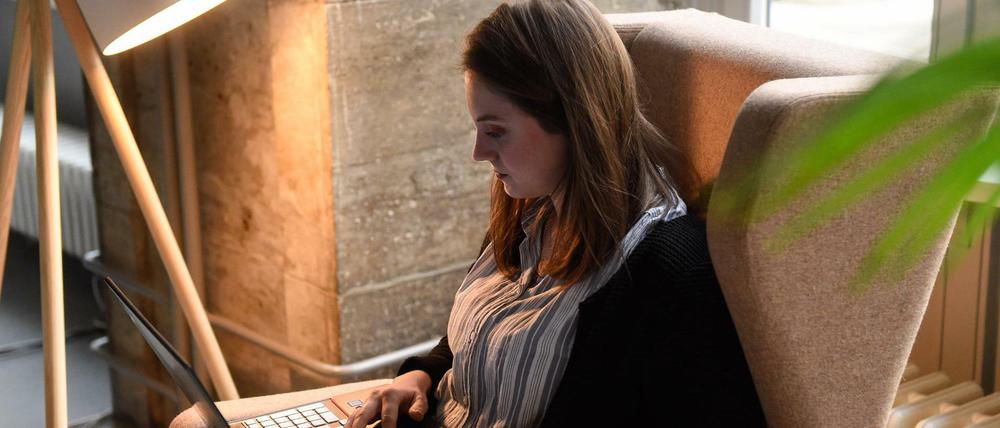 Maria Pinkow (22), Angestellte bei der Berliner Senatsverwaltung für Finanzen, sitzt in einem der neugestalteten Arbeitsräume in der Senatsverwaltung.