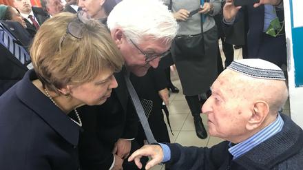 Elias Feinzilberg im Gespräch mit Frank-Walter Steinmeier und Elke Büdenbender in Jerusalem.