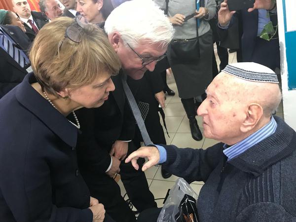 Elias Feinzilberg im Gespräch mit Frank-Walter Steinmeier und Elke Büdenbender in Jerusalem.