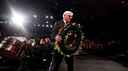 Bundespräsident Steinmeier legt in Yad Vashem einen Kranz nieder.