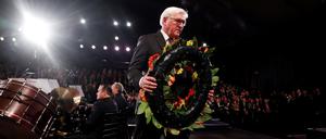 Bundespräsident Steinmeier legt in Yad Vashem einen Kranz nieder.