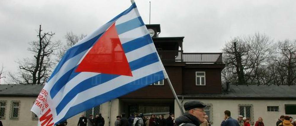 Fahne der Vereinigung der Verfolgten des Naziregimes – Bund der Antifaschistinnen und Antifaschisten weht in der Gedenkstätte des ehemaligen Konzentrationslagers Buchenwald.