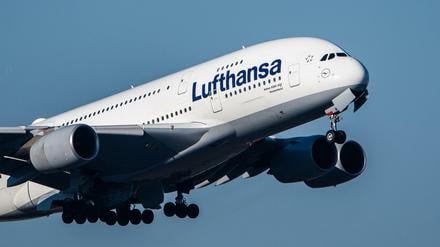 Ein Airbus A380 der Fluggesellschaft Lufthansa muss über dem Atlantik umkehren. (Symbolbild)
