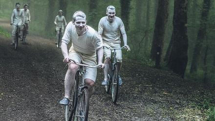 Neue Freiheit. Kaum raus aus dem Entlausungszelt rasen Ike (Jakub Sprenger, links) und Sam (Marek Wroblewski) mit gestohlenen Fahrrädern durch den Wald. 