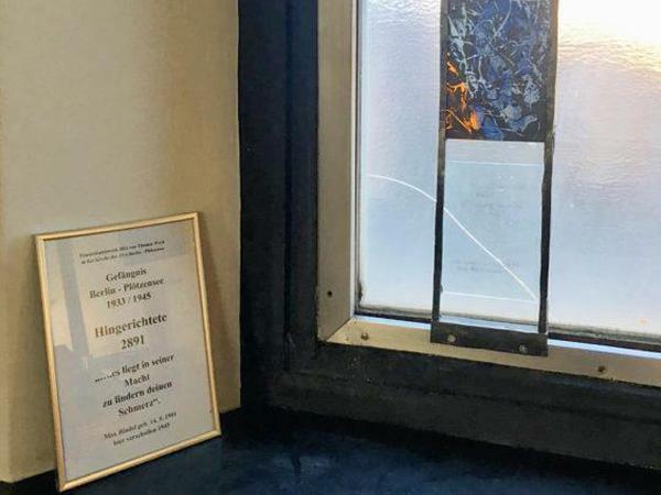Glasarbeit von Thomas Werk und Gedenkschrift für Opfer des Nazi-Terrors in Plötzensee.