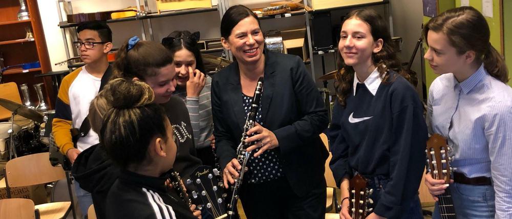 Anlässlich der Schulpreis-Nominierung besuchte Bildungssenatorin Sandra Scheeres (SPD) die Friedensburg-Schule.
