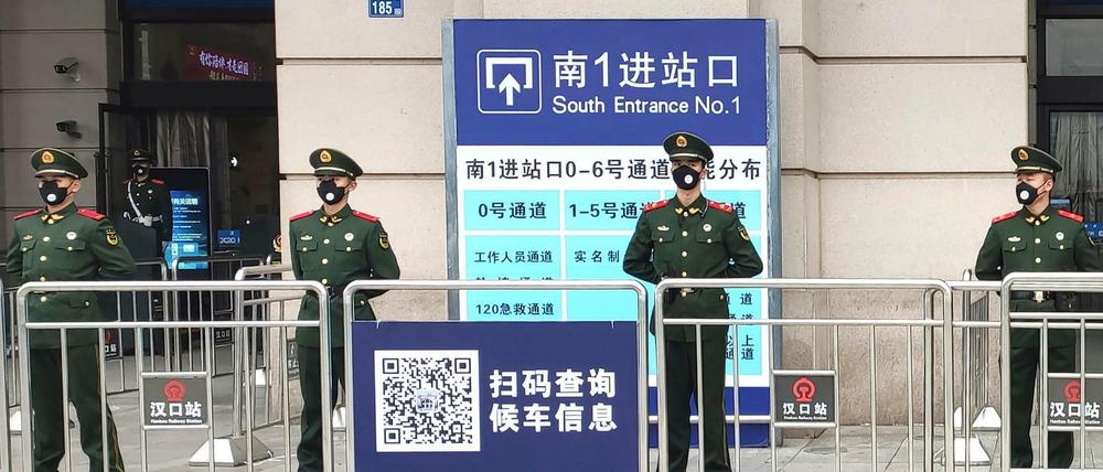 Polizisten stehen am Eingang des Bahnhofs Hankou in Wuhan. Die chinesische Regierung hat die Millionenmetropole praktisch abgeriegelt.