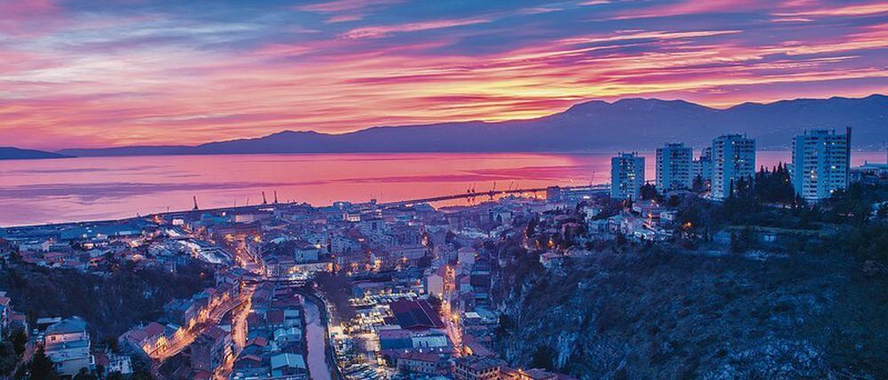 Blick auf Rijeka mit Hafen und Mittelmeer.