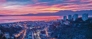 Blick auf Rijeka mit Hafen und Mittelmeer.