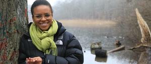 Aminata Belli, Moderatorin und Influencerin beim Spaziergang am Schlachtensee in Berlin-Zehlendorf.