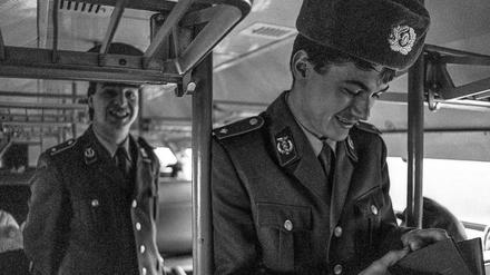 Entspannte Grenzer bei der Passkontrolle, vermutlich in Griebnitzsee.