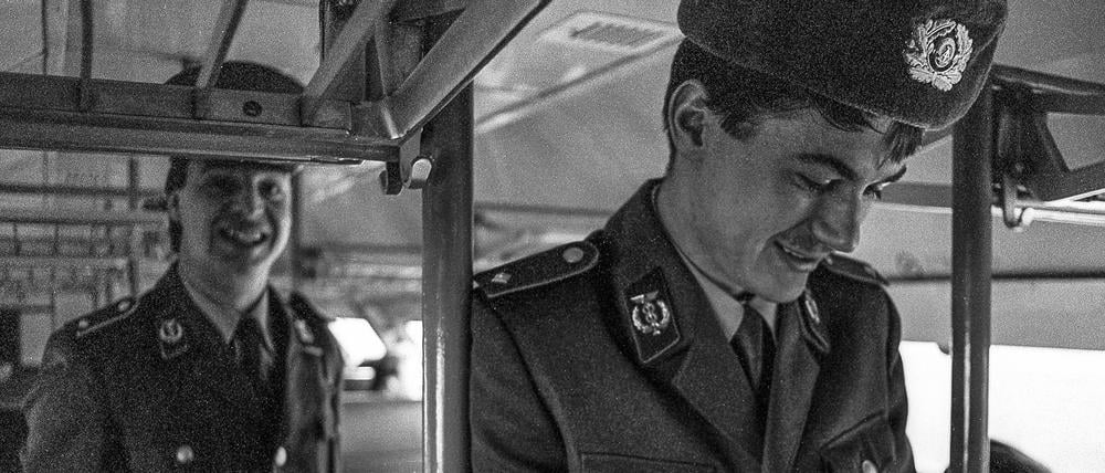 Entspannte Grenzer bei der Passkontrolle, vermutlich in Griebnitzsee.