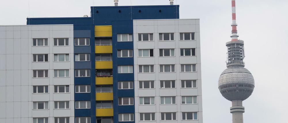Berlin führt als erstes Bundesland einen Mietendeckel ein. Das Abgeordnetenhaus beschloss das Gesetz am 30. Januar mit seiner rot-rot-gründen Mehrheit gegen die Stimmung der Opposition, die den Mietendeckel geschlossen ablehnt. Mit dem Gesetz sollen die Mieten in der Hauptstadt für fünf Jahre nicht steigen dürfen, nachdem die Preise für Wohnraum in den vergangenen Jahren spürbar noch oben geklettert sind. Klagen gegen den Mietendeckel gelten als sicher. 