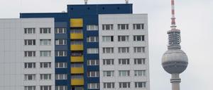 Berlin führt als erstes Bundesland einen Mietendeckel ein. Das Abgeordnetenhaus beschloss das Gesetz am 30. Januar mit seiner rot-rot-gründen Mehrheit gegen die Stimmung der Opposition, die den Mietendeckel geschlossen ablehnt. Mit dem Gesetz sollen die Mieten in der Hauptstadt für fünf Jahre nicht steigen dürfen, nachdem die Preise für Wohnraum in den vergangenen Jahren spürbar noch oben geklettert sind. Klagen gegen den Mietendeckel gelten als sicher. 