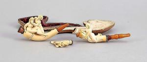 Um 1900 entstanden in Österreich diese Meerschaumpfeifen mit Bernsteinmundstücken und eine Zigarettenspitze.