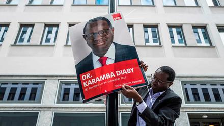 Dr. Karamby Diaby wurde im Senegal geboren und war schon häufig Zielscheibe von rechtem Hass. 