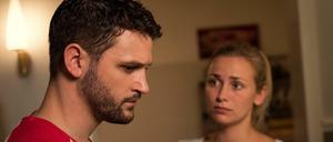 Schock für Konstantin (Arne Rudolf): Auf offener Straße wird er als Kinderschänder beschimpft. Lea (Anna Sophia Claus) versucht ihm beizustehen. 