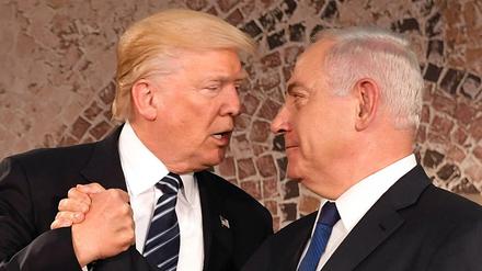Der israelische Ministerpräsident Benjamin Netanjahu (r) und US-Präsident Donald Trump geben sich in Jerusalem die Hand. (Archivbild)