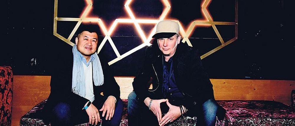 Gastgeber Minh Chung (l.) und Sascha Kramer (r.) in der neuen Bar.