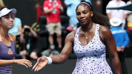 Zum Vergessen. Serena Williams (l.) muss Wang Qiang zum Sieg gratulieren.