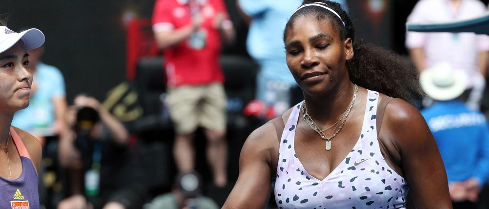 Zum Vergessen. Serena Williams (l.) muss Wang Qiang zum Sieg gratulieren.