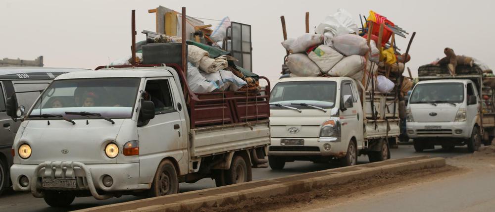 Auf der Flucht vor den Kämpfen. Auf Kleintransportern befördern die Menschen, die aus dem Norden der syrischen Provinz Idlib fliehen, ihre Habseligkeiten.