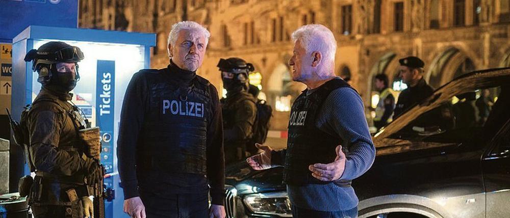 Unklare Lage. Die Kommissare Franz Leitmayr (Udo Wachtveitl, links) und Ivo Batic (Miroslav Nemec, links) warten auf dem Marienplatz in München angespannt den SEK-Einsatz ab.