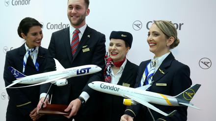 Angestellte von LOT und Condor posieren in Frankfurt am Main.