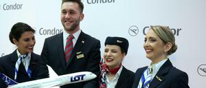 Angestellte von LOT und Condor posieren in Frankfurt am Main.