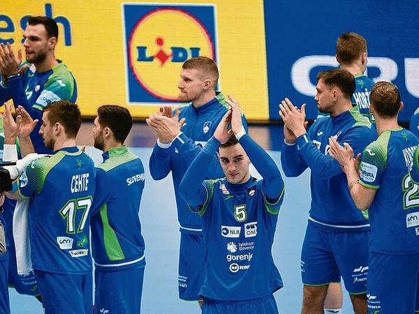 Weiter mit Applaus: Die slowenischen Spieler freuten sich über die Schützenhilfe der Portugiesen und stehen nun vor ihrem Halbfinale gegen Spanien.