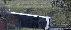 Thüringen, Berka vor dem Hainich: Rettungskräfte stehen neben einem verunglückten Schulbus.