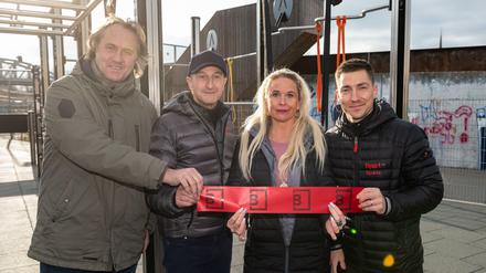 Sauberer Schnitt: (v.l.n.r.) Hagen Keffel, Sportkoordinator Friedrichshain-Kreuzberg, Marc F. Kimmich, Gründer B-Part, Fachbereichsleiterin Sport Michaela Schulte und Philipp Boy haben soeben das Eröffnungsband des Outdoor-Trainingsparks zerschnitten.