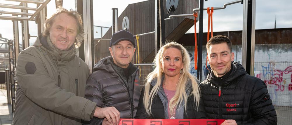 Sauberer Schnitt: (v.l.n.r.) Hagen Keffel, Sportkoordinator Friedrichshain-Kreuzberg, Marc F. Kimmich, Gründer B-Part, Fachbereichsleiterin Sport Michaela Schulte und Philipp Boy haben soeben das Eröffnungsband des Outdoor-Trainingsparks zerschnitten.