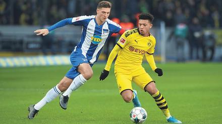 Wieder dran. Niklas Stark (links) kam nur in den ersten beiden Spielen unter Jürgen Klinsmann zum Einsatz. Gegen Wolfsburg kehrt er in die Startelf zurück. Foto: Contrast/Imago
