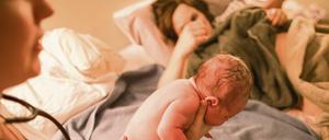 Willkommen im Leben. Die Hebamme kümmert sich um Baby und Mutter. 