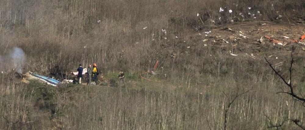 Ein Team der Nationalen Behörde für Transportsicherheit (NTSB) flog umgehend zur Absturzstelle. Trümmerteile liegen weit verteilt in der Landschaft. 