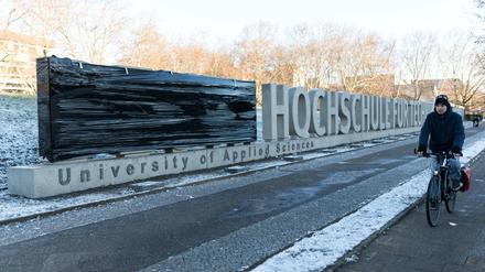 Im Schriftzug Beuth-Hochschule ist der Name Beuth mit schwarzer Folie abgeklebt.