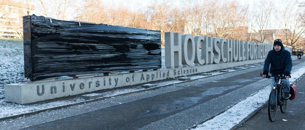 Im Schriftzug Beuth-Hochschule ist der Name Beuth mit schwarzer Folie abgeklebt.