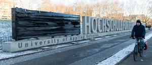 Im Schriftzug Beuth-Hochschule ist der Name Beuth mit schwarzer Folie abgeklebt.