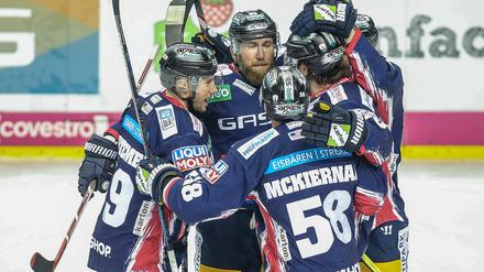 Das Siegtor ist gefallen. Die Eisbären Florian Kettemer (l) und Ryan McKiernan (3.v.l) jubeln nach 2:1 Treffer durch Pierre Cedric Labrie (2.v.l).