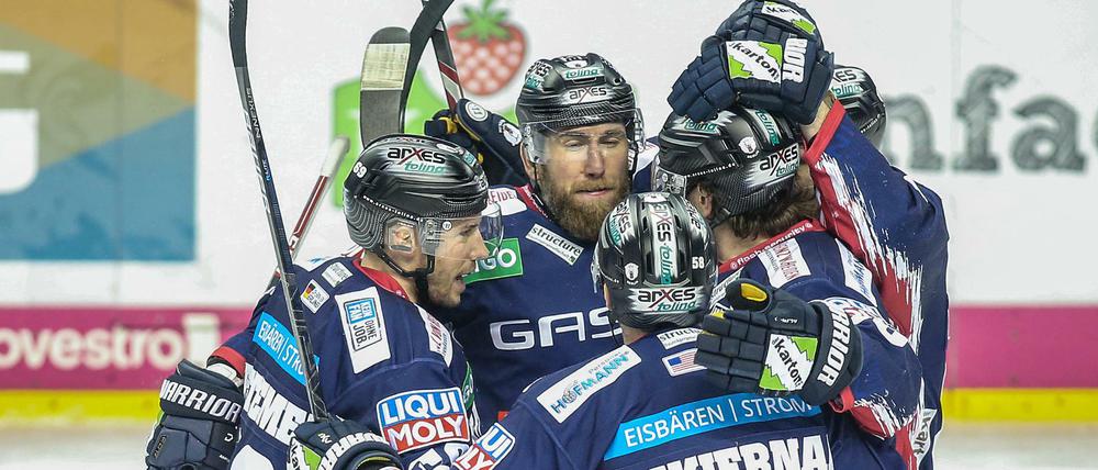 Das Siegtor ist gefallen. Die Eisbären Florian Kettemer (l) und Ryan McKiernan (3.v.l) jubeln nach 2:1 Treffer durch Pierre Cedric Labrie (2.v.l).