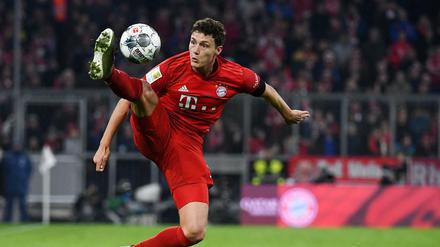 Akrobatisch. Benjamin Pavard und seine Münchner waren dem Gegner in allen Belangen überlegen.