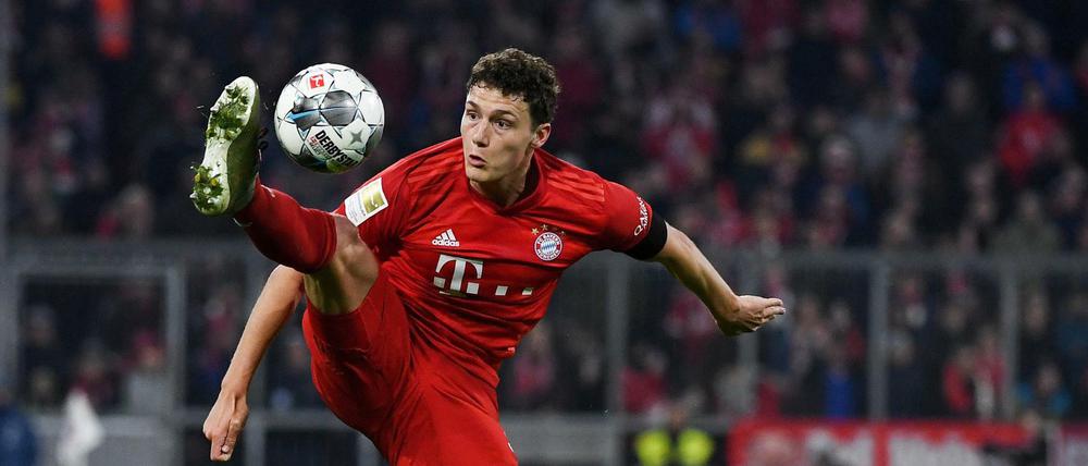 Akrobatisch. Benjamin Pavard und seine Münchner waren dem Gegner in allen Belangen überlegen.