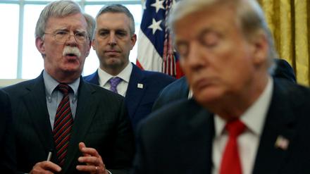 Ex-Sicherheitsberater John Bolton (links) könnte seinem ehemaligen Chef gefährlich werden. 