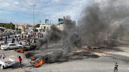 Demonstranten blockierten die Straßen in der südlich von Bagdad gelegenen Stadt Nassirija.